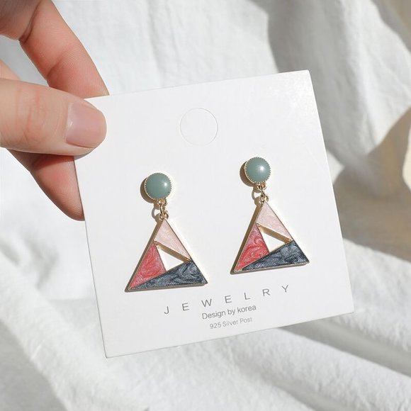 ♠️ NEW Gold Triangle Trendy Earrings - Picture 6 of 6